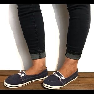 Women’s navy blue flats